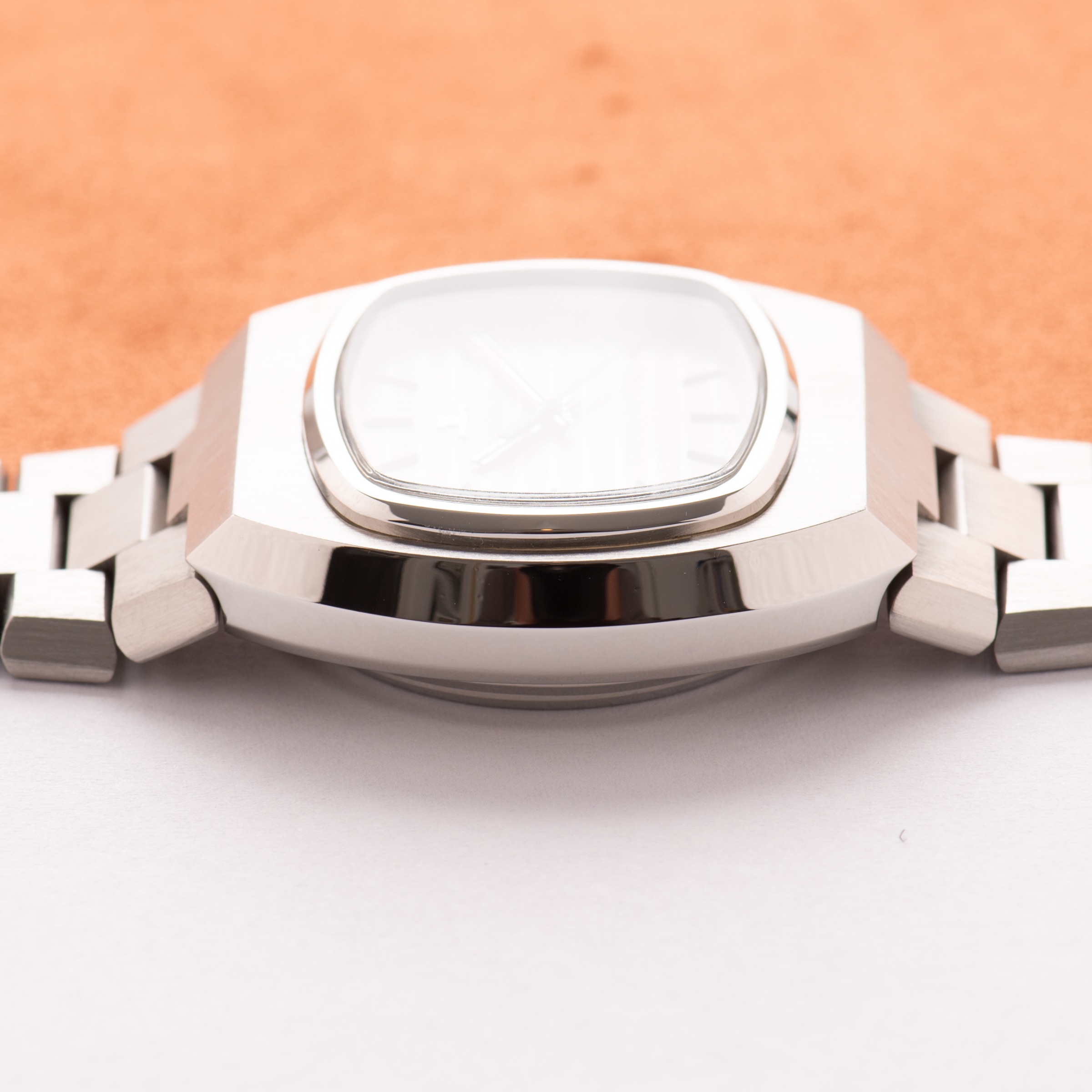 View of Jaeger-LeCoultre Master-Quartz — silver dial — Ref. 23302-42 — 1970